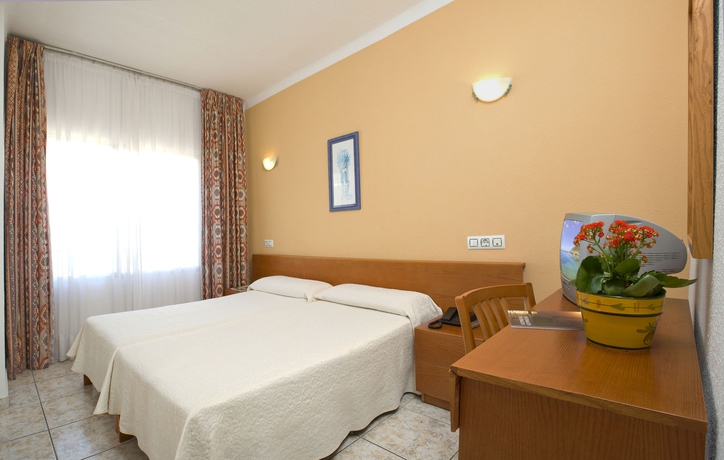 Hotel Tropical ( solo para mayores de 18 años )
