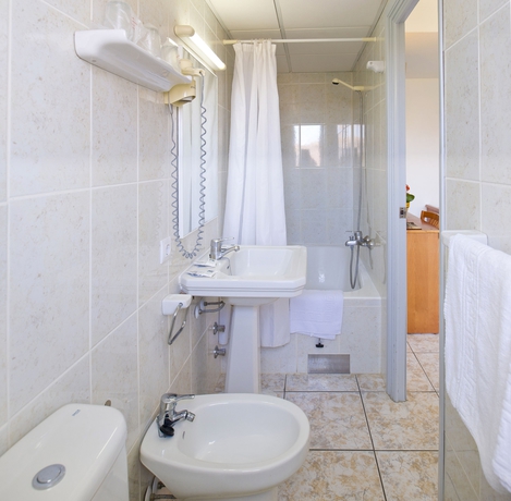 Hotel Tropical ( solo para mayores de 18 años )