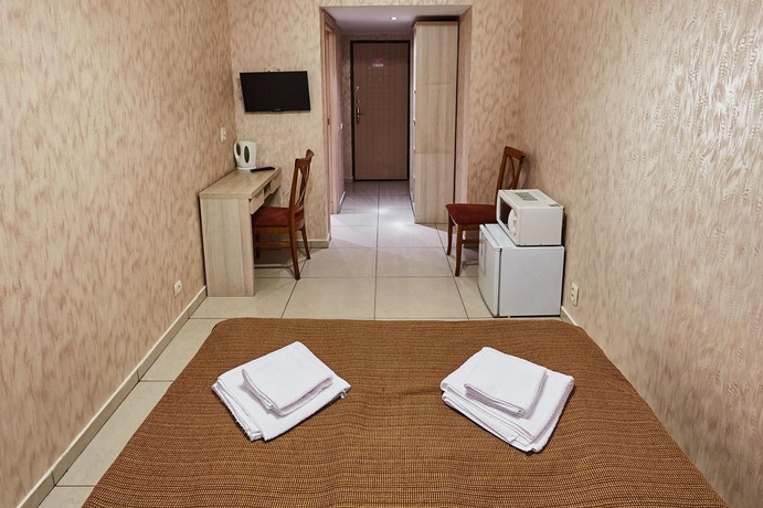 Hotel Amaranta Manifest