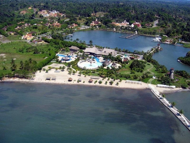 Hotel Amatique Bay Resort And Spa