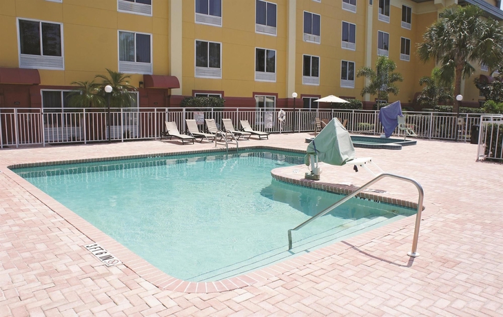 Hotel Americinn And  Suites