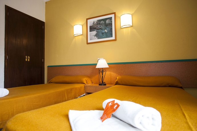 Hotel Arenal Pins