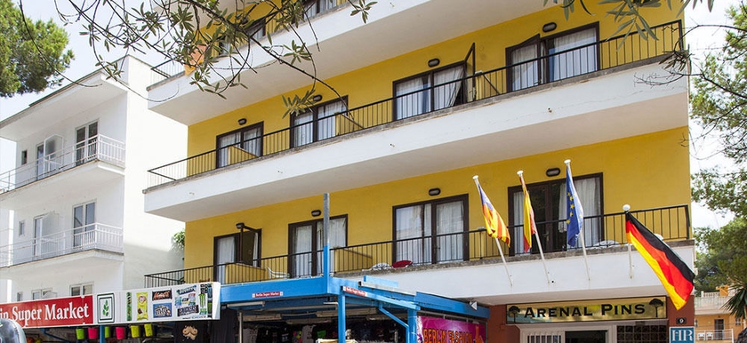 Hotel Arenal Pins