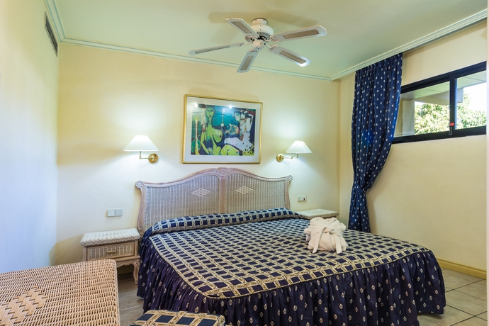 Hotel Bluebay Beach Club