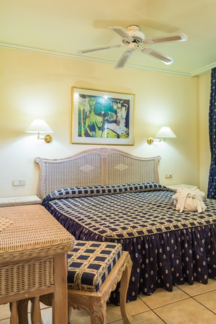 Hotel Bluebay Beach Club
