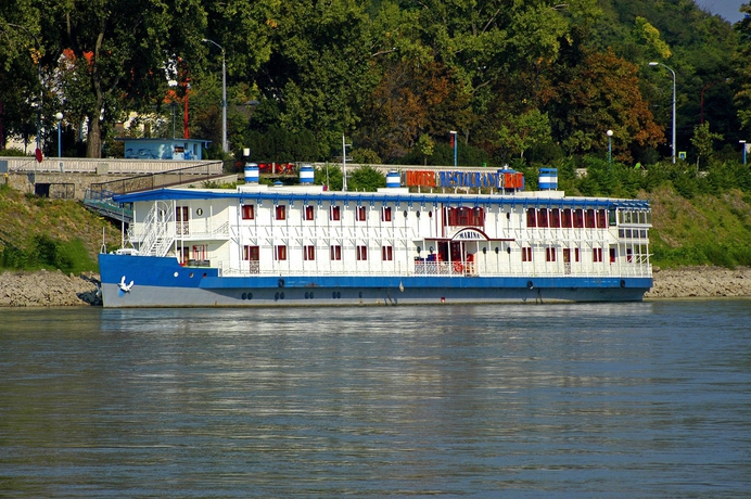 Hotel Botel Marina
