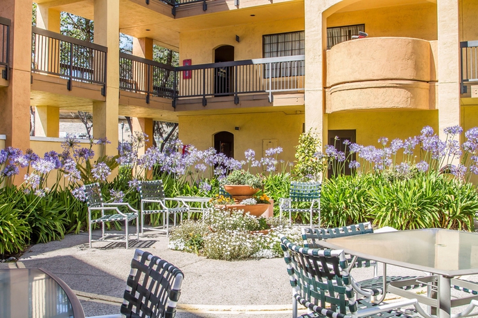 Hotel Comfort Suites Airport