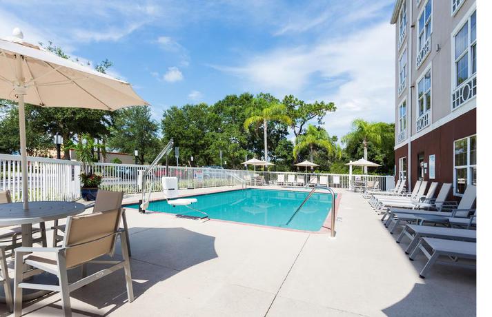 Hotel Country Inn And Suites
