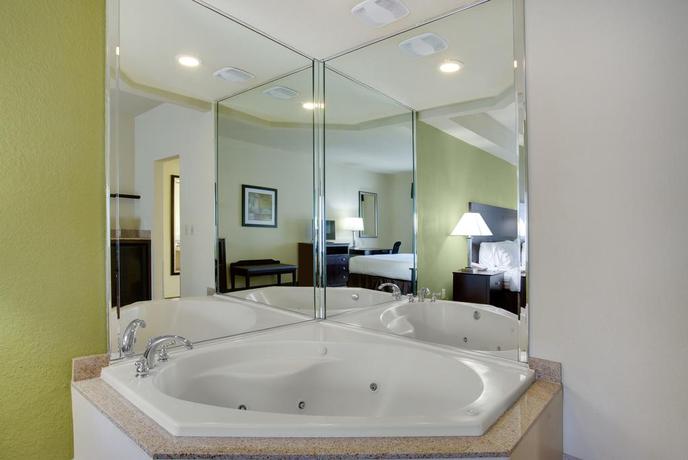 Hotel Country Inn And Suites
