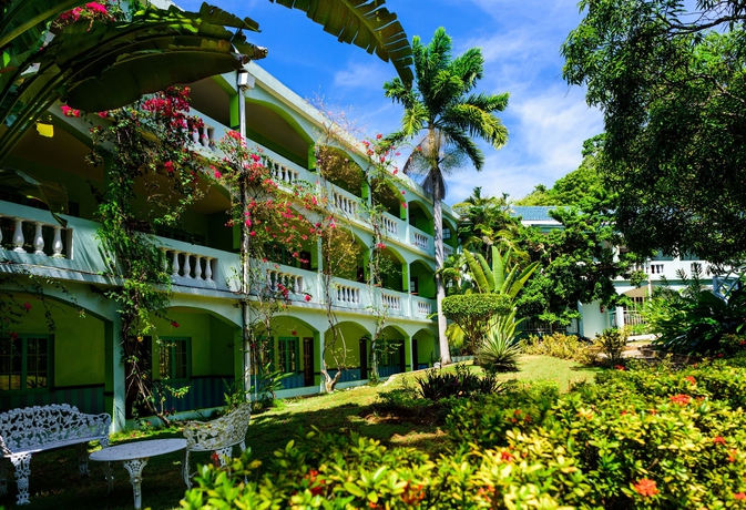 Hotel Doctors Cave Beach 