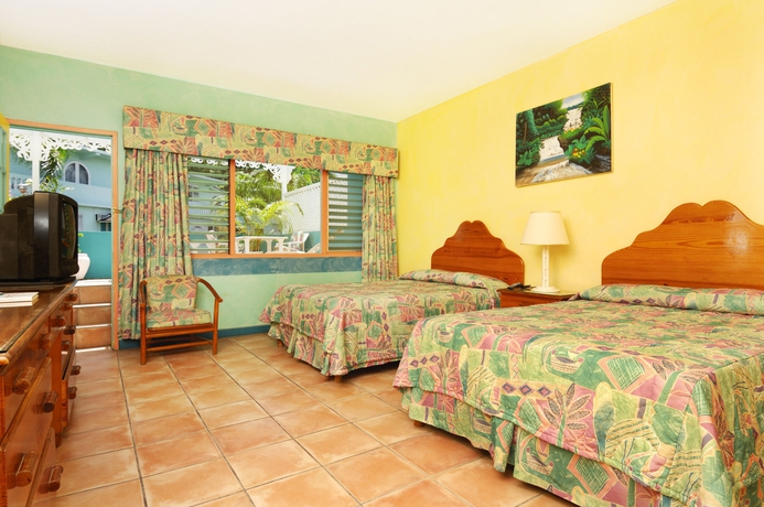 Hotel Doctors Cave Beach 