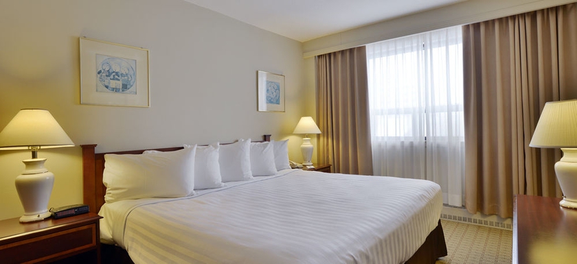 Hotel Embassy & Suites