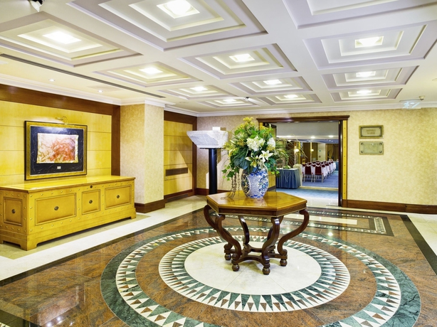 Hotel Eresin Crowne
