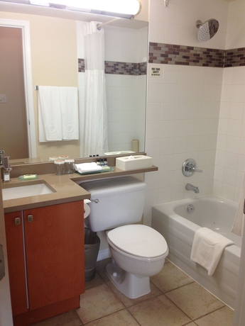 Hotel Executive Airport Plaza & Conference Centre