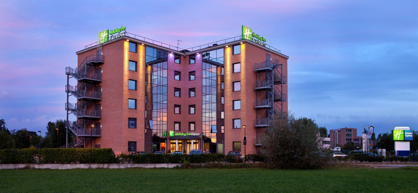 Hotel Express By Holiday Inn R.E.