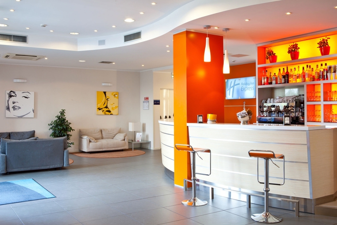 Hotel Express By Holiday Inn R.E.