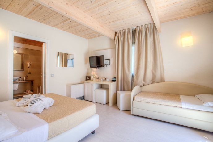 Hotel Ferretti Beach Resort