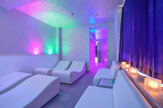 Hotel Ferretti Beach Resort