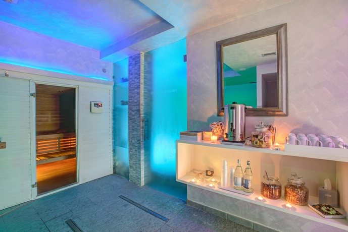 Hotel Ferretti Beach Resort