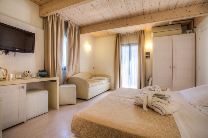 Hotel Ferretti Beach Resort