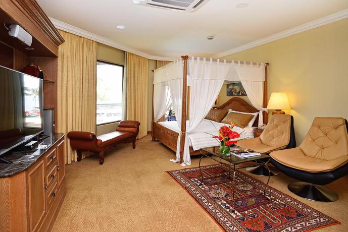 Hotel Holiday Villa Beach Resort & Spa