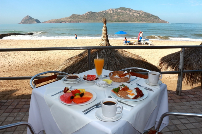 Hotel Las Flores Beach Resort