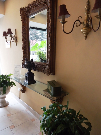 Hotel Leon De Oro & Suites