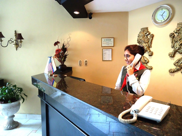 Hotel Leon De Oro & Suites