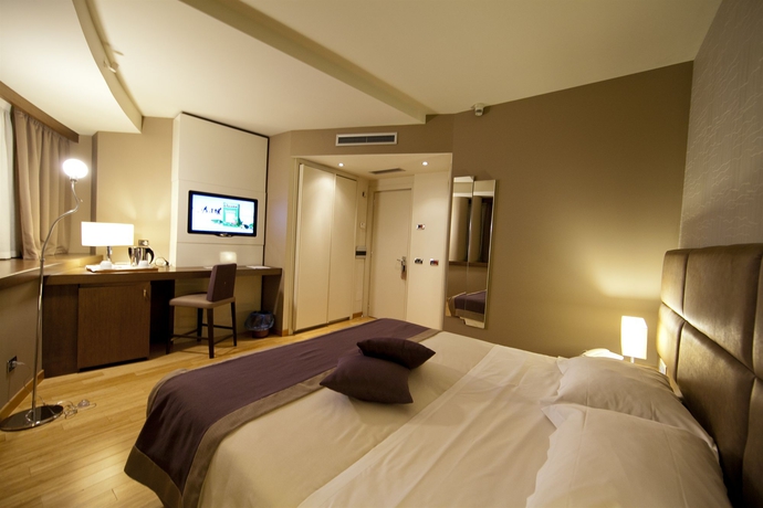 Hotel NH Crystal
