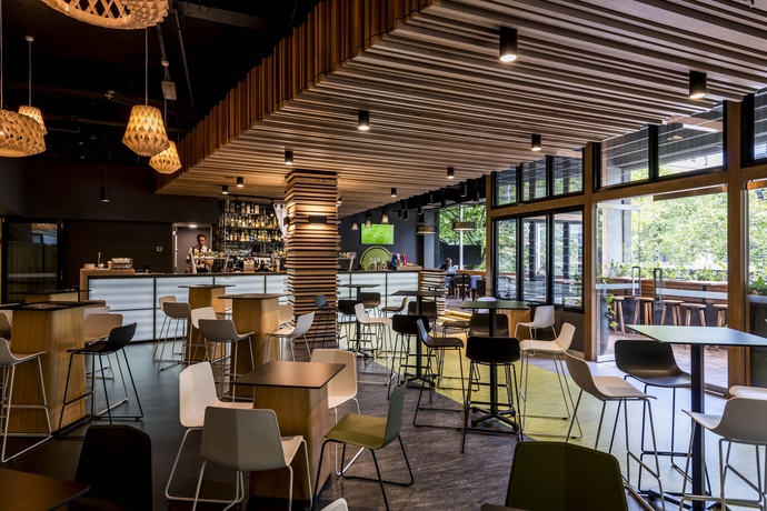 Hotel Oaks On Market