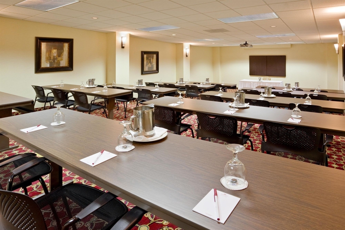 Hotel Quality Inn & Suites Cleveland Airport