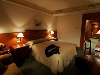 Hotel Queen Centre Rotana Suites