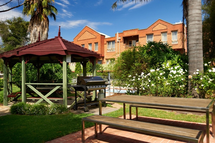 Hotel Quest Royal Gardens