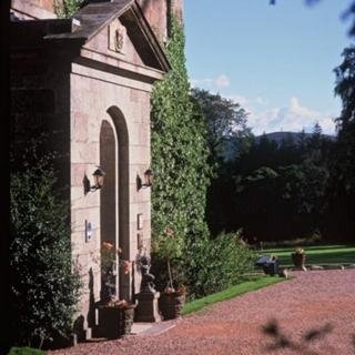 Hotel Raemoir House