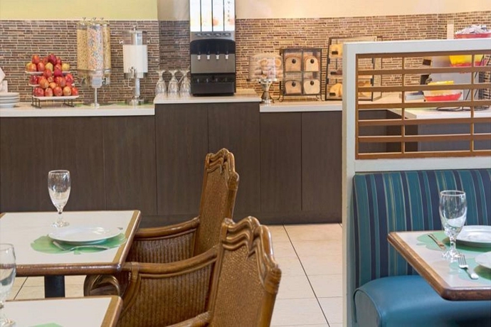 Hotel Ramada Inn Airport/cruiseport