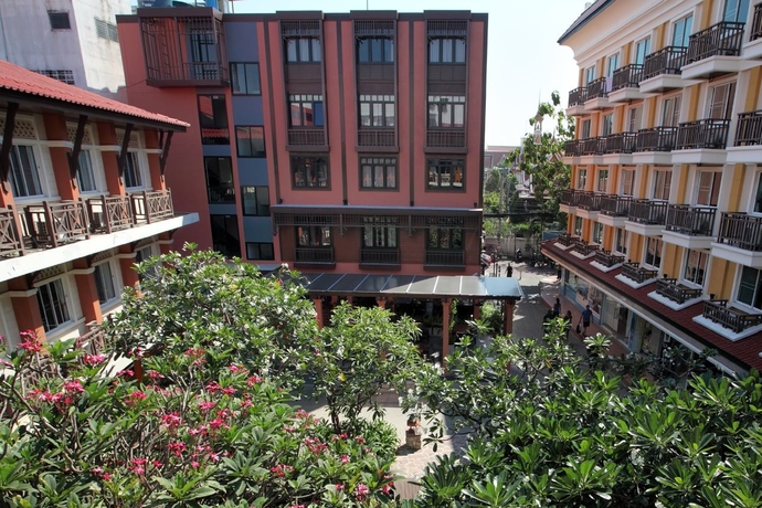 Hotel Rambuttri Village Inn & Plaza