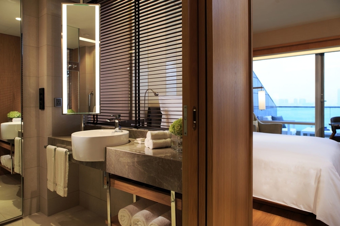 Hotel Renaissance Harbour View
