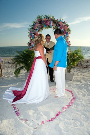 Hotel Sunset Vistas Beachfront Suites