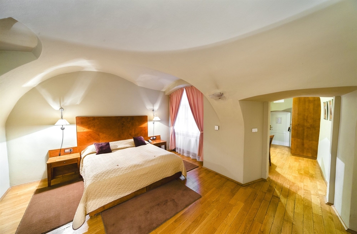 Hotel THE GOLDEN WHEEL