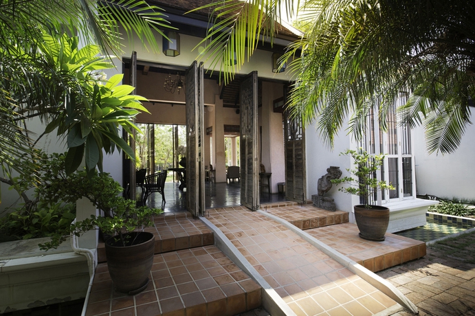 Hotel Tharaburi Resort