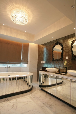 Hotel The Luxe Manor