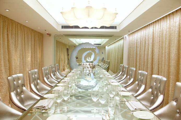 Hotel The Luxe Manor