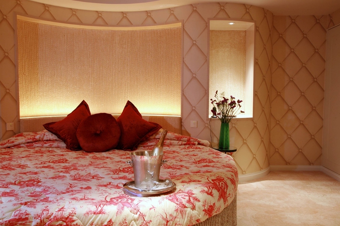 Hotel The Luxe Manor
