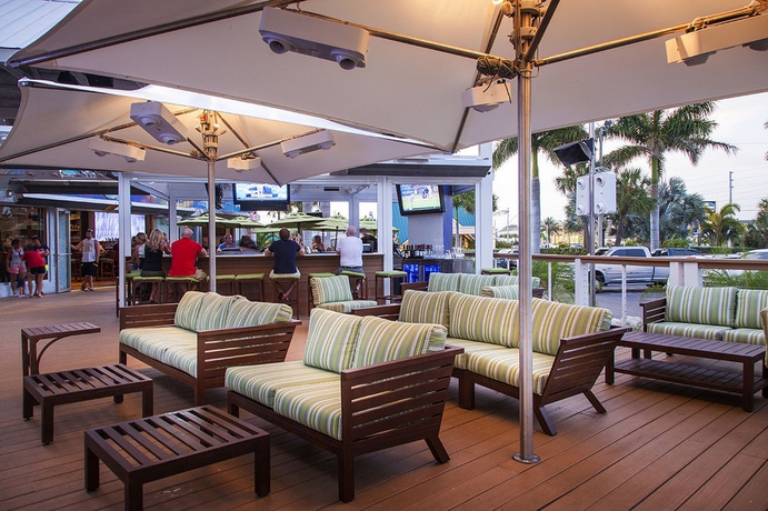 Hotel Tradewinds Sandpiper Beach Resort