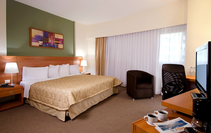Hotel Vista Plaza Del Sol Guadalajara